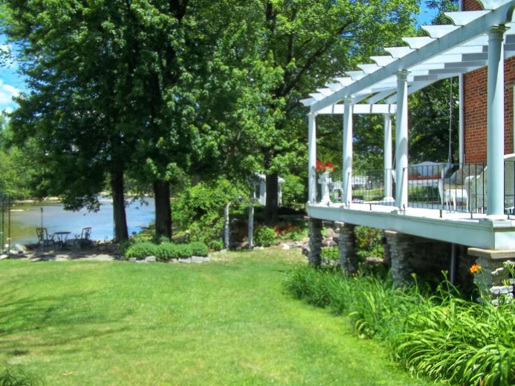 The Rivers Edge Executive Suites Tiffin Bagian luar foto