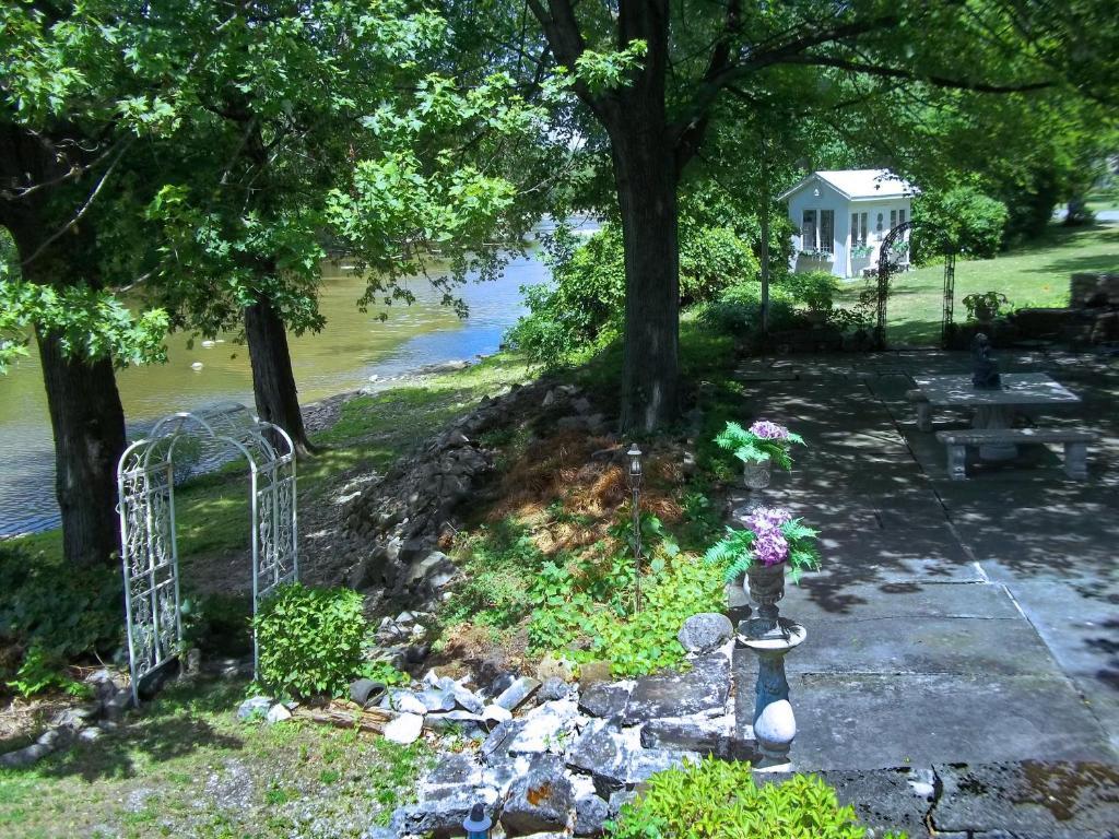 The Rivers Edge Executive Suites Tiffin Bagian luar foto